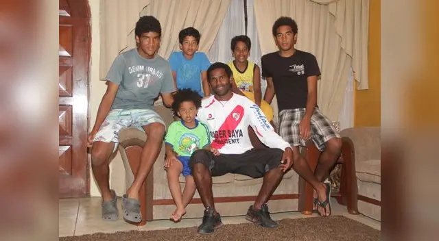 La familia Magallanes. Papá con la camiseta del Alfonso ugarte y los chicos que él espera al menos igualen lo que ha hecho en el fútbol.  