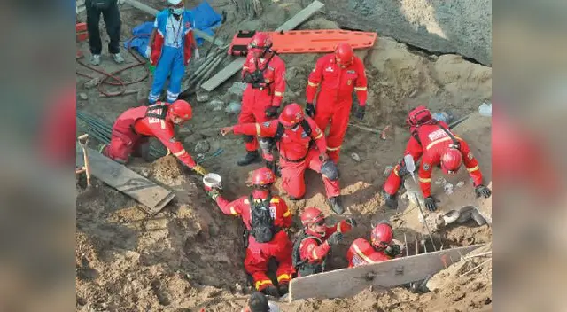 Momento preciso en que los bomberos especializados hallan el cadáver de ángel.