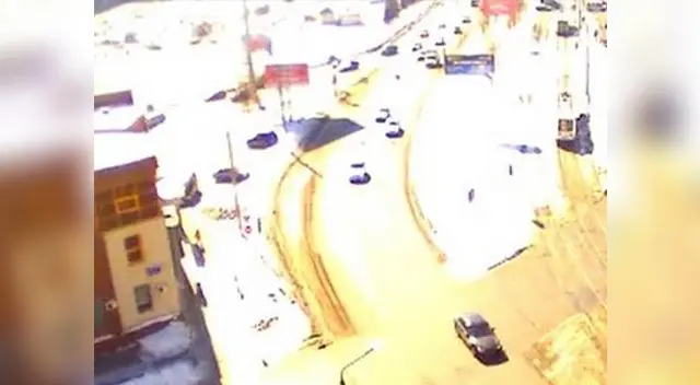 El cielo se iluminó antes que el meteorito caiga sobre Rusia dejando más de 500 afectados. El cielo se iluminó antes que el meteorito caiga sobre Rusia dejando más de 500 afectados.