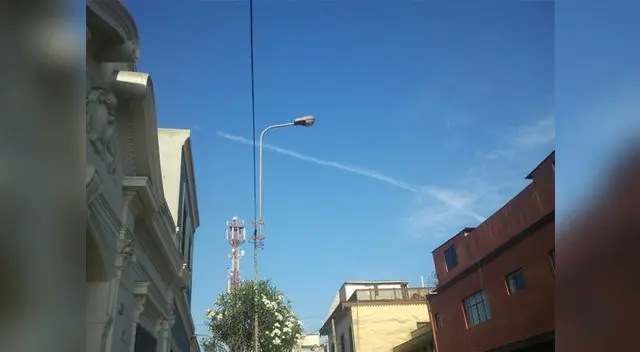 Limeños confundieron estela de avión con meteorito caído en Rusia. Limeños confundieron estela de avión con meteorito caído en Rusia.
