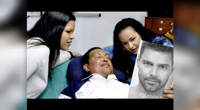 Hugo Chávez leyendo la novela autobiográfica YO de Ricky Martin.