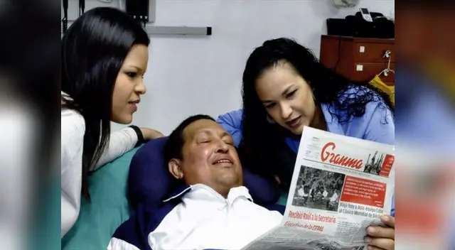 La verdadera foto: Hugo Chávez leyendo un ejemplar del diario Granma.