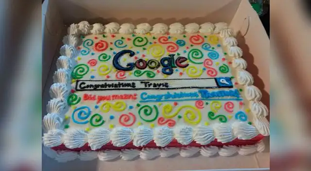 Ex trabajador de Google recibe torta de felicitación por cambiarse a Bing.