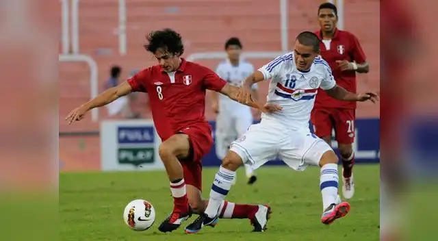 El volante en acción enfrentando a Paraguay.