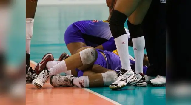 Voleibolista dominicana se fractura la pierna en pleno partido.