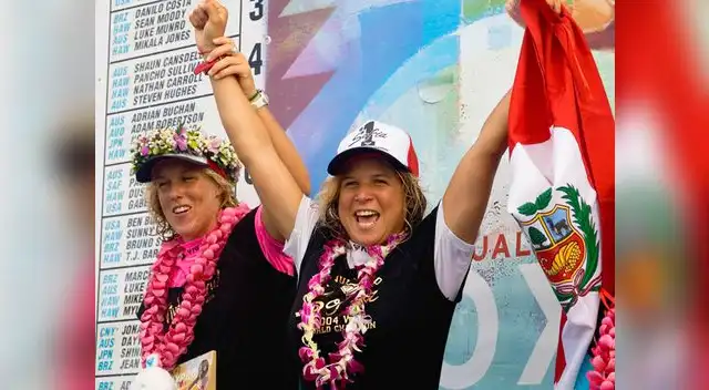 Momento histórico para el surf peruano, Sofía Mulanovich proclamándose campeona mundial en el 2004.