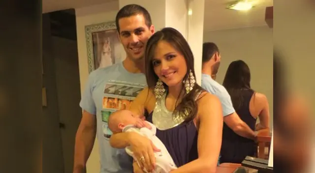 Maju Mantilla junto a su hijo Gustavito y su esposo Gustavo.