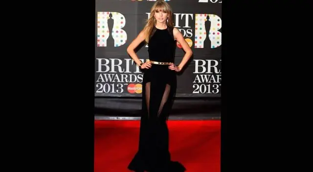 Taylor Swift lució un hermoso vestido negro que dejaban ver sus largas piernas. Taylor Swift lució un hermoso vestido negro que dejaban ver sus largas piernas.