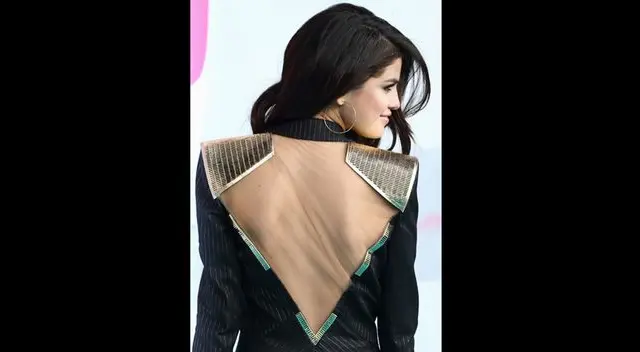 Selena Gómez muestra revelador escote en Alemania