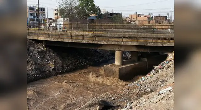 Caudal del río Rímac aumentó su fuerza provocando las rajaduras en las bases del puente. Caudal del río Rímac aumentó su fuerza provocando las rajaduras en las bases del puente.