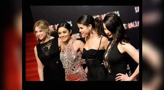 Selena Gomez y sus compañeras de reparto. Selena Gomez y sus compañeras de reparto.