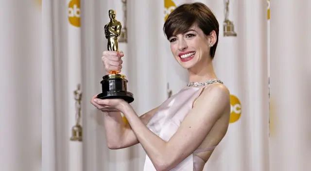 Anne Hathaway posa con su Oscar a Mejor Actriz de Reparto por Los Miserables.