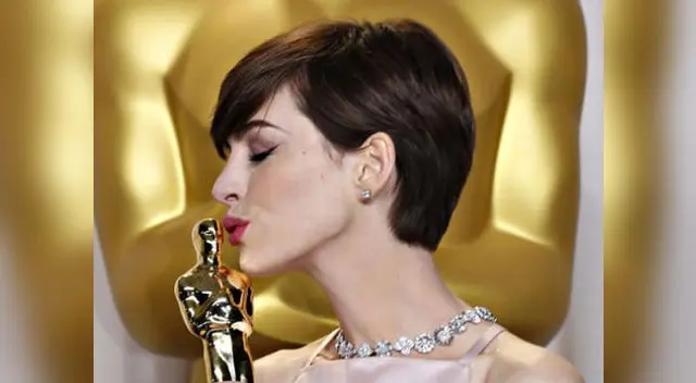 Anne Hathaway posa con su Oscar a Mejor Actriz de Reparto por Los Miserables.