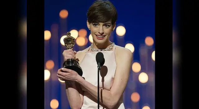 Anne Hathaway recibe el Oscar a Mejor Actriz de Reparto por Los Miserables.