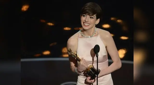 Anne Hathaway recibe el Oscar a Mejor Actriz de Reparto por Los Miserables.