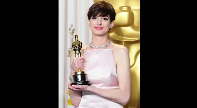 Anne Hathaway posa con su Oscar a Mejor Actriz de Reparto por Los Miserables.