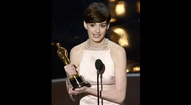 Anne Hathaway recibe el Oscar a Mejor Actriz de Reparto por Los Miserables.