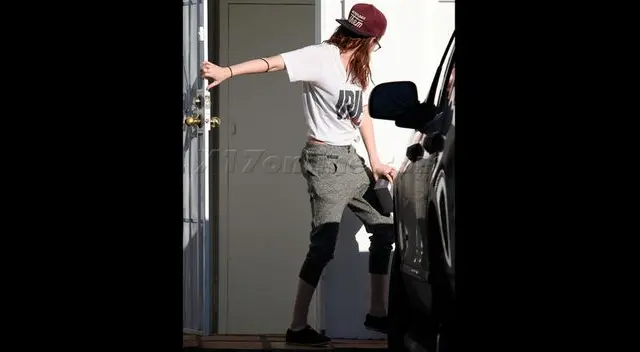 Kristen Stewart dando su primer paseo tras la lesión sufrida en el pie.