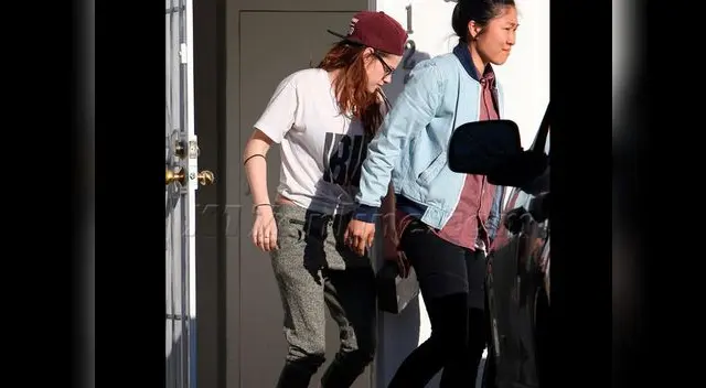 Kristen Stewart dando su primer paseo tras la lesión sufrida en el pie.