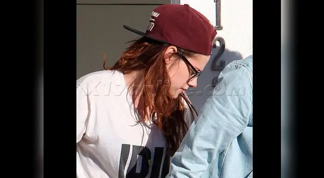 Kristen Stewart dando su primer paseo tras la lesión sufrida en el pie.