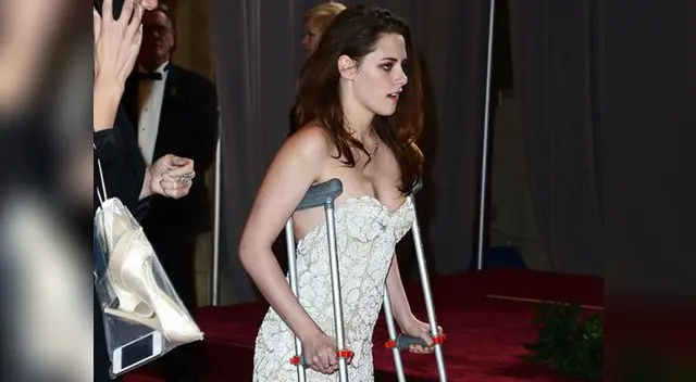 Kristen Stewart en muletas en la alfombra roja de los Oscar.