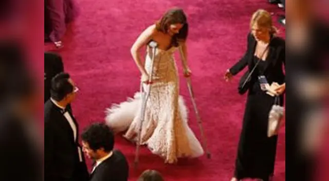 Kristen Stewart en muletas en la alfombra roja de los Oscar.