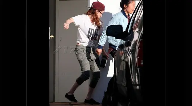 Kristen Stewart dando su primer paseo tras la lesión sufrida en el pie.