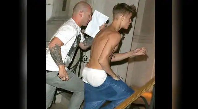 Justin Bieber celebró por adelantado su cumpleaños en Inglaterra, en una fiesta sin camiseta. Justin Bieber celebró por adelantado su cumpleaños en Inglaterra, en una fiesta sin camiseta.