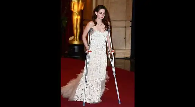 Kristen Stewart acudió en muletas a la alfombra roja de los Premios Oscar. Kristen Stewart acudió en muletas a la alfombra roja de los Premios Oscar.