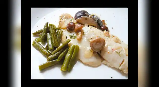 El secreto del chef: Para darle un toque de sabor especial coloca perejil picado sobre la crema de champiñón. El secreto del chef: Para darle un toque de sabor especial coloca perejil picado sobre la crema de champiñón.