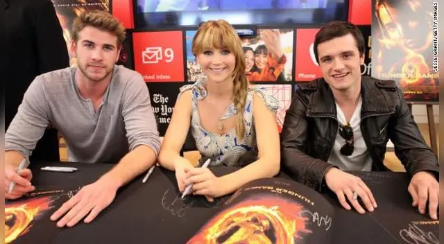 Jennifer Lawrence juntos a sus compañeros de reparto en Juegos del hambre. Jennifer Lawrence juntos a sus compañeros de reparto en Juegos del hambre.