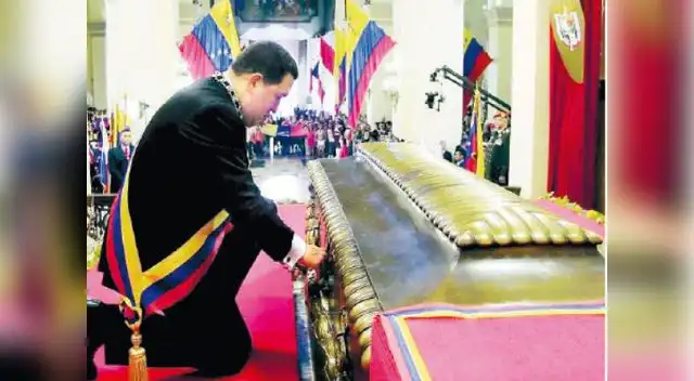 Junto al mandatario venezolano exhumaron el cuerpo del Libertador. Junto al mandatario venezolano exhumaron el cuerpo del Libertador.