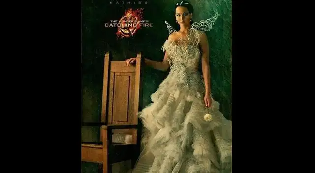 Jennifer Lawrence en poster promocional de En llamas (Catching fire) Jennifer Lawrence en poster promocional de En llamas (Catching fire)