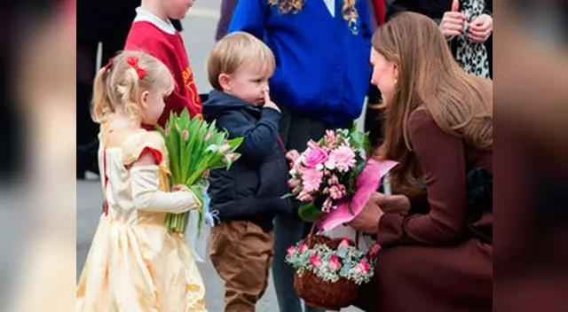 Niño saluda a Kate Midleton mientras de limpia la nariz.