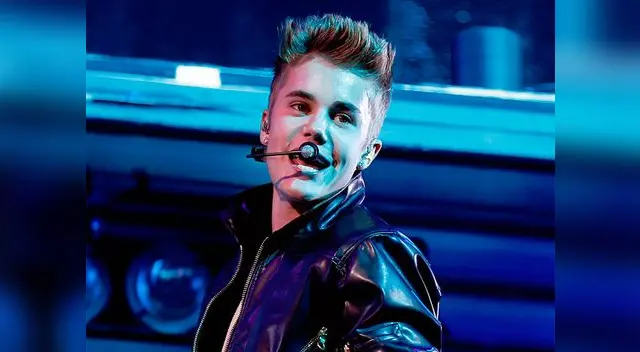 Bieber, un joven artista de 18 años, conquista el mundo con su estilo musical atractivo y ágil.