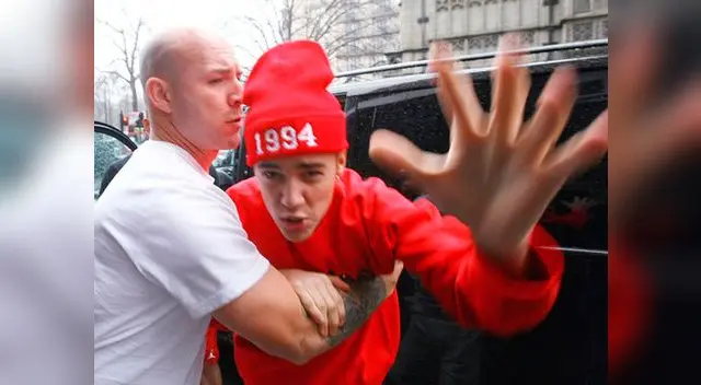 Justin Bieber golpeó a paparazzi en Londres. Justin Bieber golpeó a paparazzi en Londres.