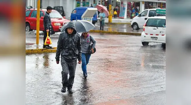 Bomberos y policías se movilizaron para rescatar a atrapados en casas de Arequipa tras torrencial lluvia.
