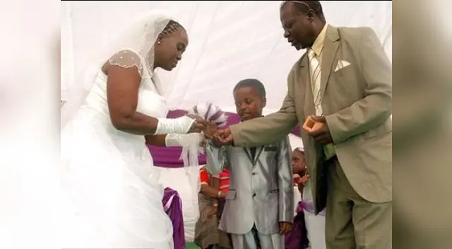 Sudáfrica: Niño de 8 años se casa con mujer de 61 por orden de su abuelo fallecido.