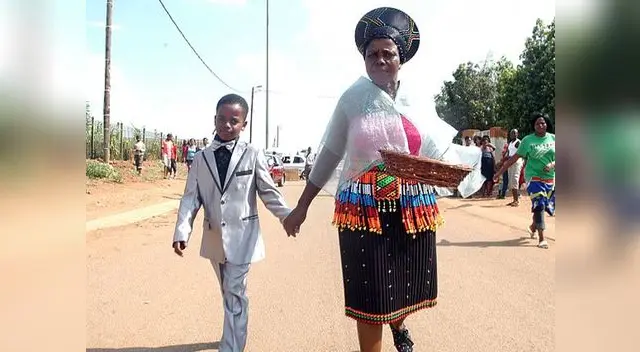 Sudáfrica: Niño de 8 años se casa con mujer de 61 por orden de su abuelo fallecido.