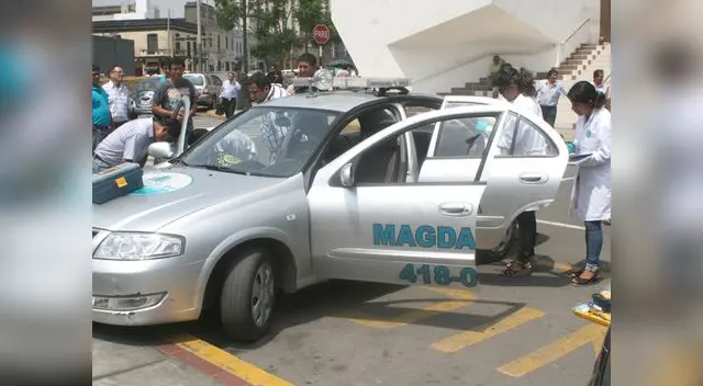 Este es el auto que fue baleado por los criminales.