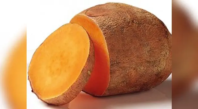 Cocina al vapor la papa y camote.