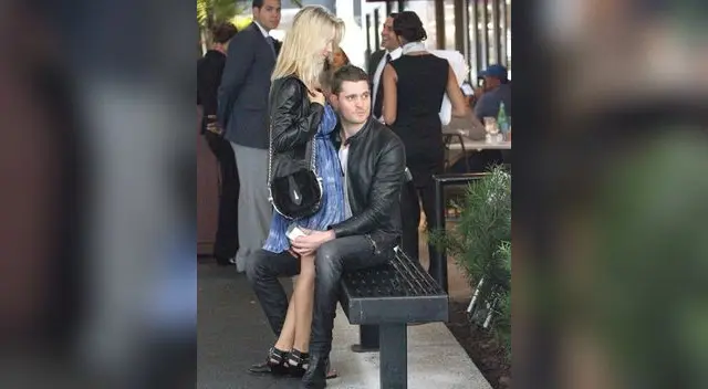 El cantante es muy cariñoso con la barriguita de la actriz. El cantante es muy cariñoso con la barriguita de la actriz.