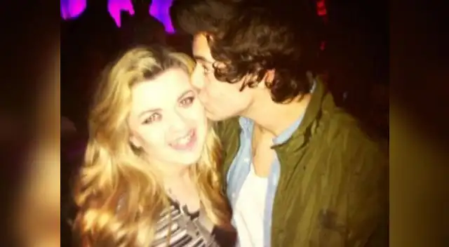 Fans se ganaron con foto y beso de Harry Styles Fans se ganaron con foto y beso de Harry Styles
