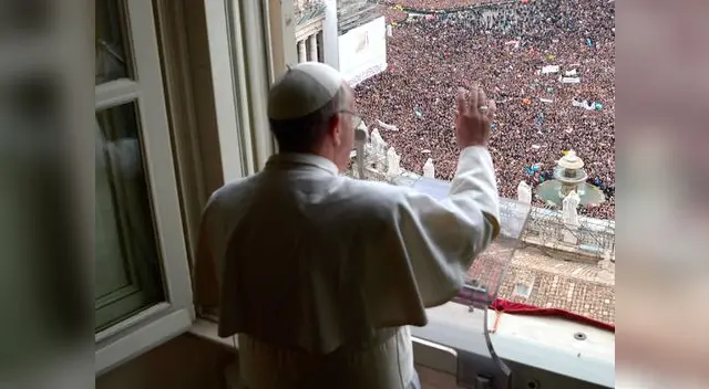 Sumo Pontífice celebró misa y saludó a miles de fieles en plaza de San Pedro. Sumo Pontífice celebró misa y saludó a miles de fieles en plaza de San Pedro.