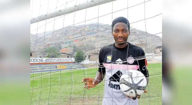 Mendoza dentro del arco, en los entrenamientos del Pacífico en Villa María del Triunfo. Mendoza dentro del arco, en los entrenamientos del Pacífico en Villa María del Triunfo.