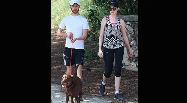 Anne Hathawy caminando junto a su esposo.
