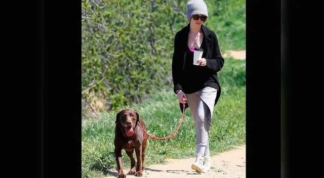Anne Hathaway paseando con su mascota Esmeralda.