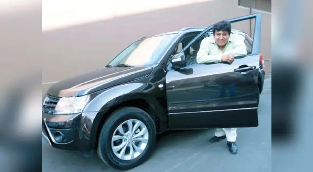 Posa feliz al lado de su premio.