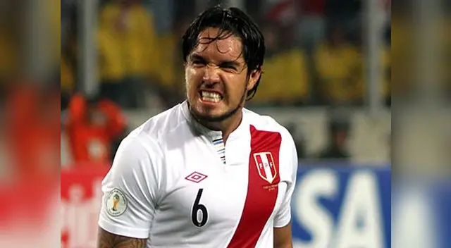 Juan Vargas quedó descartado del partido Perú-Chile tras no superar la fatiga muscular que lo aquejaba desde Europa. Juan Vargas quedó descartado del partido Perú-Chile tras no superar la fatiga muscular que lo aquejaba desde Europa.