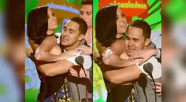 Katy Perry dejándose abrazar por integrantes del grupo Big Time Rush, quienes le entregaron el premio a Artista Femenina Favorita.